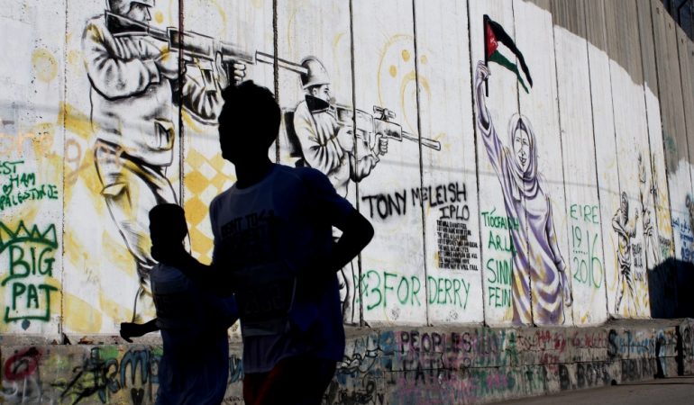 Ant sienos aktyvistai iš viso pasaulio palieka vizualias žinutes už laisvę