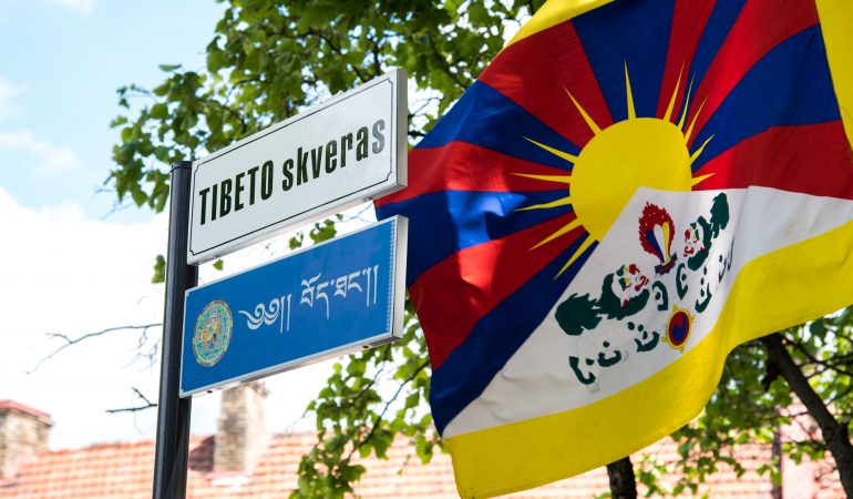 Tibeto skvere atidengta lentelė lietuvių ir tibetiečių kalbomis