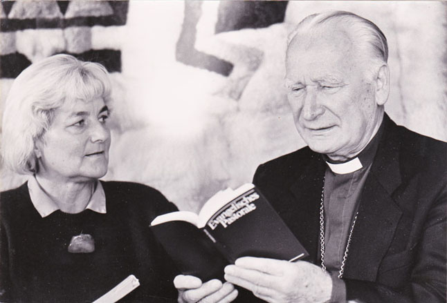Kunigė Tamara Kelerytė-Schmidt su vyskupu Jonu Kalvanu vyresniuoju 1990 m.