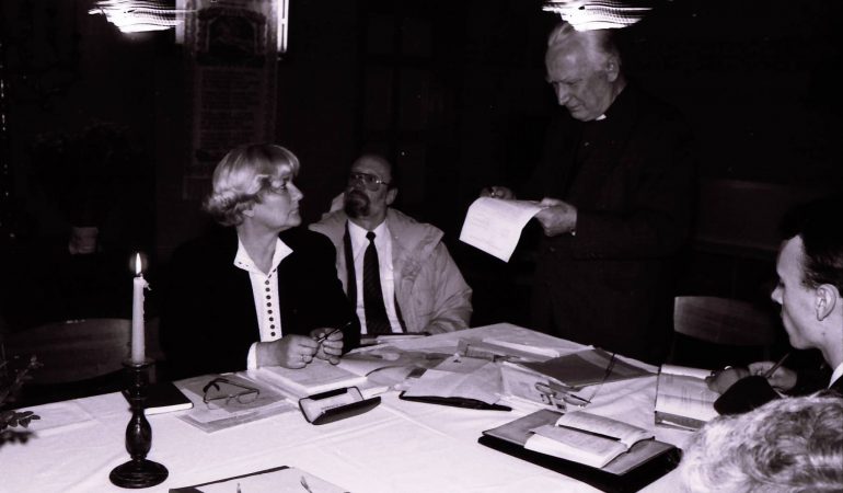 Kun. Tamara Kelerytė-Schmidt Lietuvos evangelikų liuteronų bažnyčios Konsistorijos posėdyje Tauragėje 1991 m. Nuotrauka Broniaus Rudžio