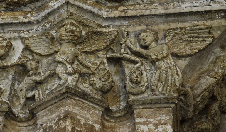 Arkangelas šv. Mykolas sveria mirusiųjų sielas, o Šėtonas stengiasi apgaule palenkti svarstyklių lėkštę į savo pusę. Oviedo katedros kapitelis (XII a.).