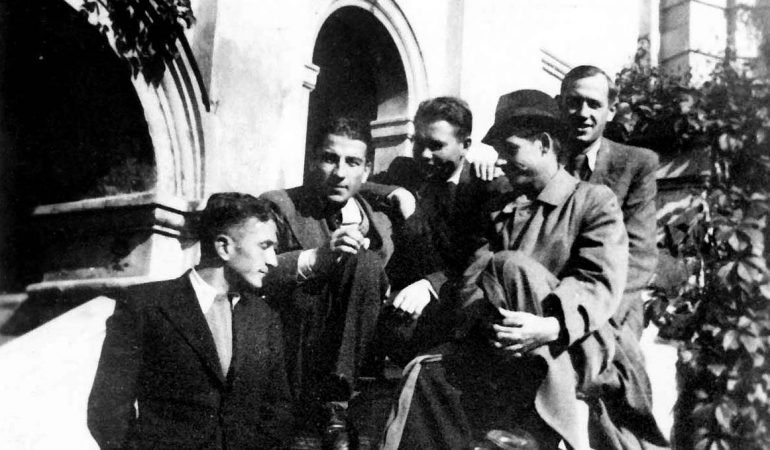 Vilniaus universitete 1941 m. Iš kairės: Stasys Janavičius, Matas Melėnas, Juozas Zimblys, Alfonsas Čipkus (Nyka-Niliūnas) ir Vilius Pėteraitis.