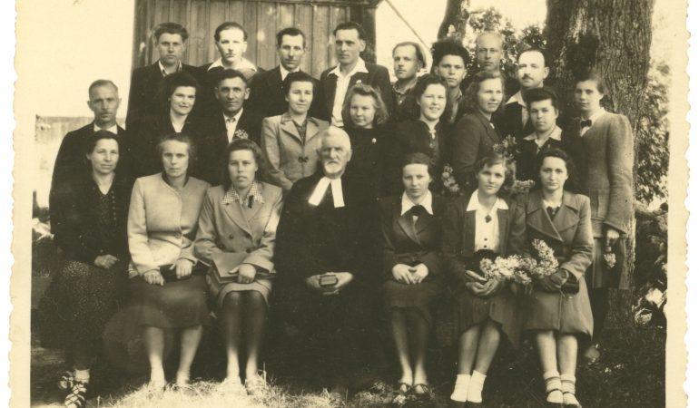 Kunigas diakonas Frydrichas Megnis ir Žemaičių Naumiesčio parapijos choristai apie 1948 m.