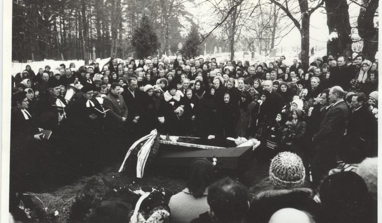 Kunigo Jurgio Gavenio laidotuvės Sudargo evangelikų liuteronų kapinėse
