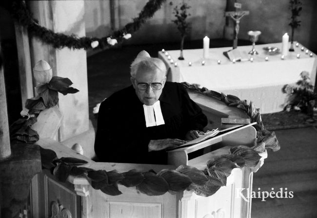 Kunigas Martynas Klumbys sako pamokslą pirmosiose atkurtos Vyžių evangelikų liuteronų parapijos pamaldose atgautoje bažnyčioje 1993 m. gegužės 29 d. Nuotrauka Albino Stubros.