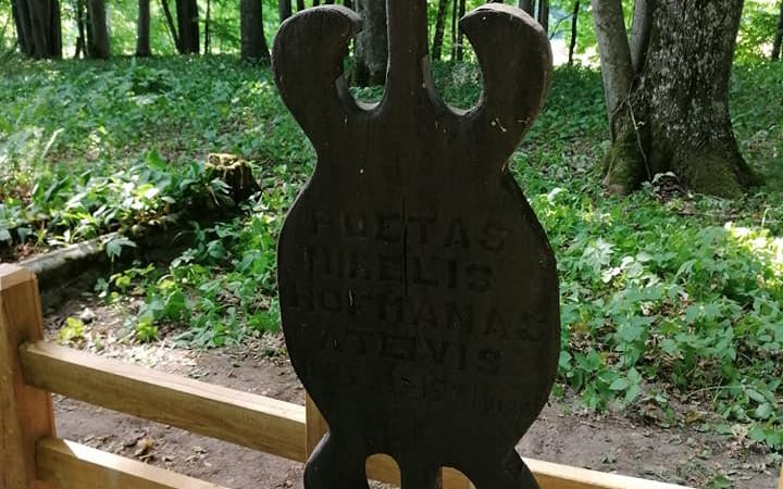 Mikelio Hofmano-Ateivio kapą žymi ąžuolinis paminklas, šeimos kapavietę šį birželį apjuosė nauja tvora. Nuotrauka Valmanto Mickevičiaus.