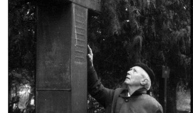 1993 m. lapkričio 9 d. kunigo Kristupo Lokio kapą Vanaguose aplankė iš Vokietijos atvykęs sūnus, teisininkas Paulius Lokys (1912–1996). Nuotrauka Bernardo Aleknavičiaus.