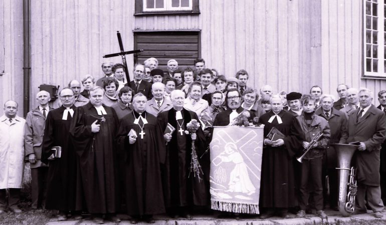 Po kunigo diakono Mečislovo Bekerio ordinacijos pamaldų 1991 m. balandžio 16 d. prie Batakių evangelikų liuteronų bažnyčios. Jonas Kęstutis Gocentas stovi pirmas iš kairės. Nuotrauka Broniaus Rudžio.