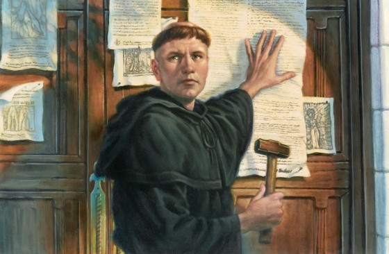 Tradiciškai vaizduojama, kaip Visų Šventųjų dienos išvakarėse Vitenberge prie Pilies bažnyčios durų Martynas Liuteris prikala 95 tezes