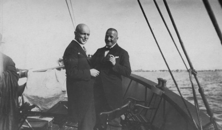 Klaipėdos krašto gubernatorius Karolis Žalkauskas ir Endrius Borchertas (dešinėje) laivo denyje, 1926 m. Mažosios Lietuvos istorijos muziejaus nuotr.