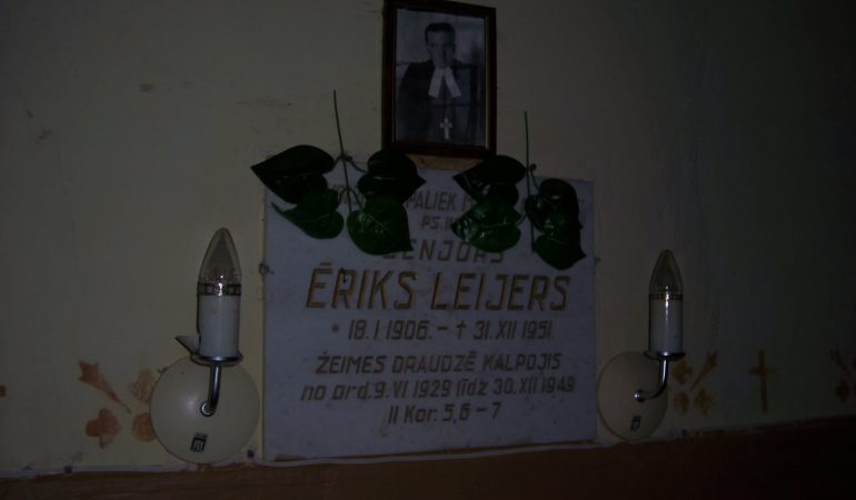 Kunigo senjoro Eriko Leijerio atminimo lenta Žeimelio evangelikų liuteronų bažnyčioje, 2008 m. gruodžio 21 d.  Nuotrauka Kęstučio Puloko.