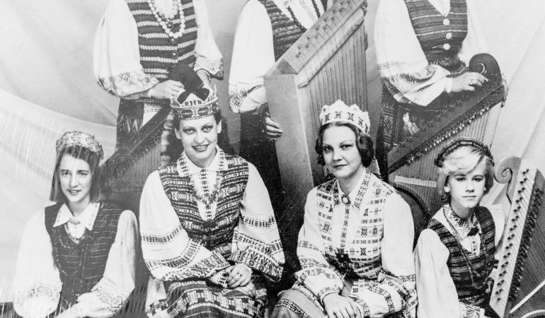 Čikagos kanklių ansamblis. 1984 m. Iš kairės sėdi Vida Brazaitytė, Irma Maziliauskaitė, vadovė Emilija Sakadolskienė ir Rima Polikaitytė.  Iš kairės stovi Alvydė Eitutytė, Rima Dapkutė ir Daina Čepulytė.  
Rimanto Žuko nuotrauka.
